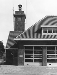 94897 Gezicht op de laddertoren en de voorgevel (ged.) van de brandweerkazerne (Gaslaan 4) te Maarssen uit het zuiden.